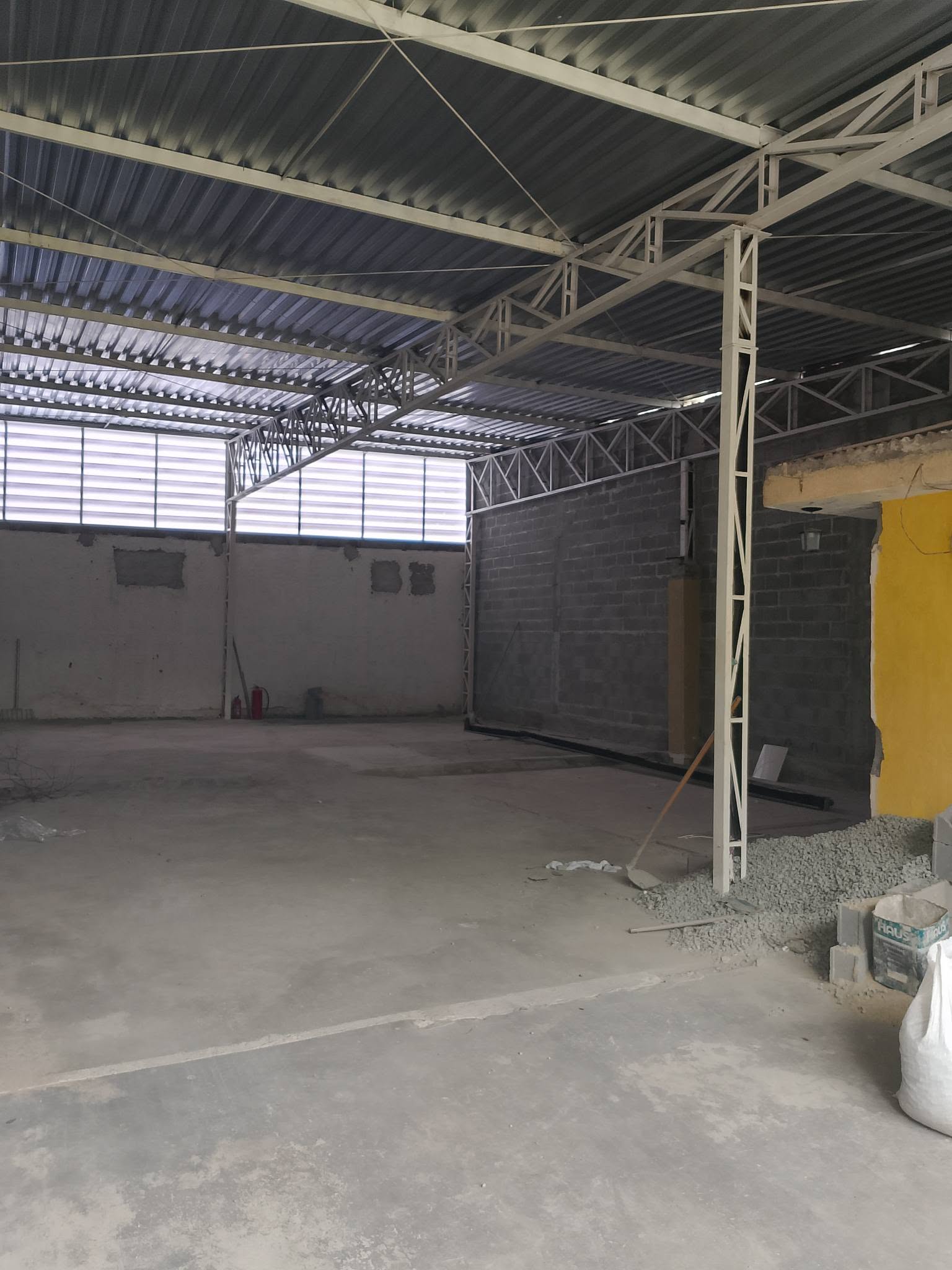 Salão comercial com área fabril no Jardim Tupanci