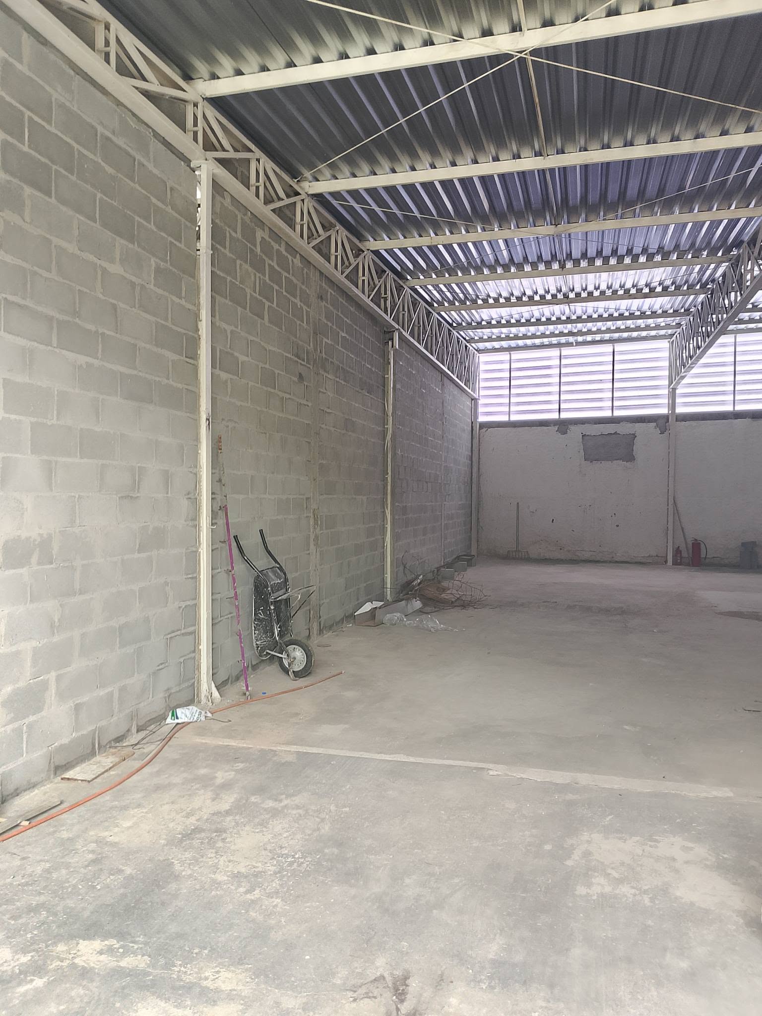Salão comercial com área fabril no Jardim Tupanci